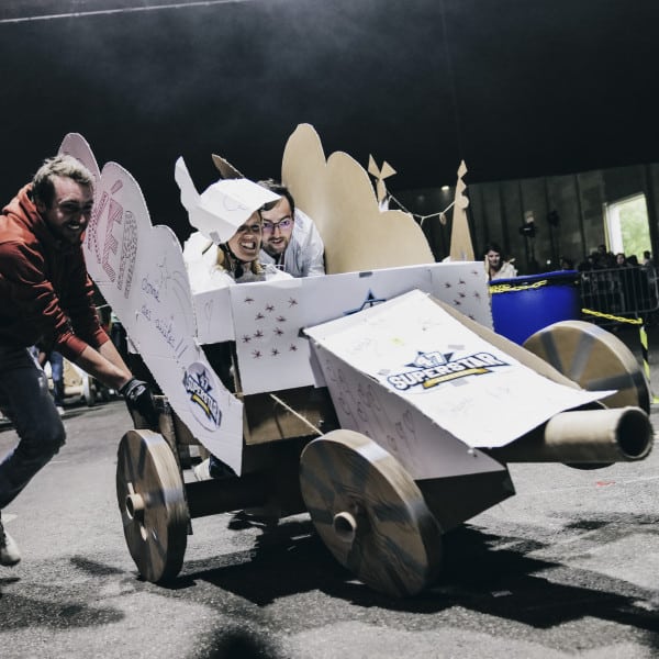 Team building voiture en carton