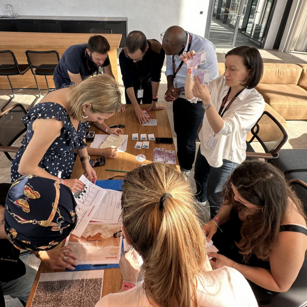 En équipe d'entreprise, faites une activité de team building cohésion escape game pour travailler l'intelligence collective