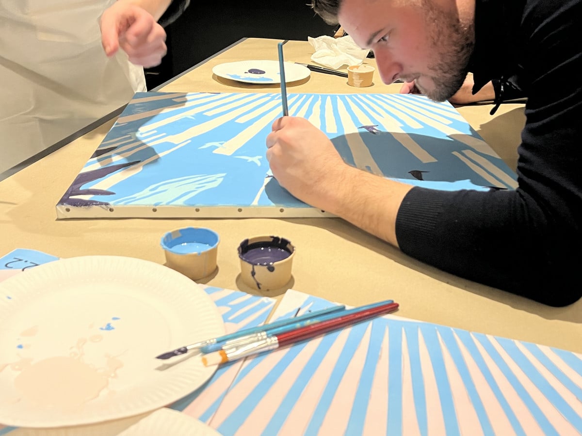 Activité de peinture collective avec Autreman pour créer de la cohésion