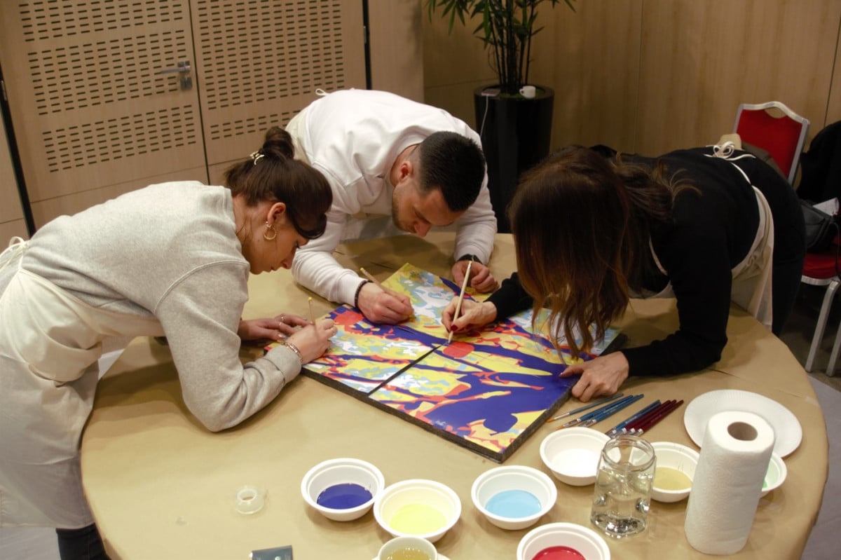Peinture collective pour oeuvre entreprise activité de cohésion