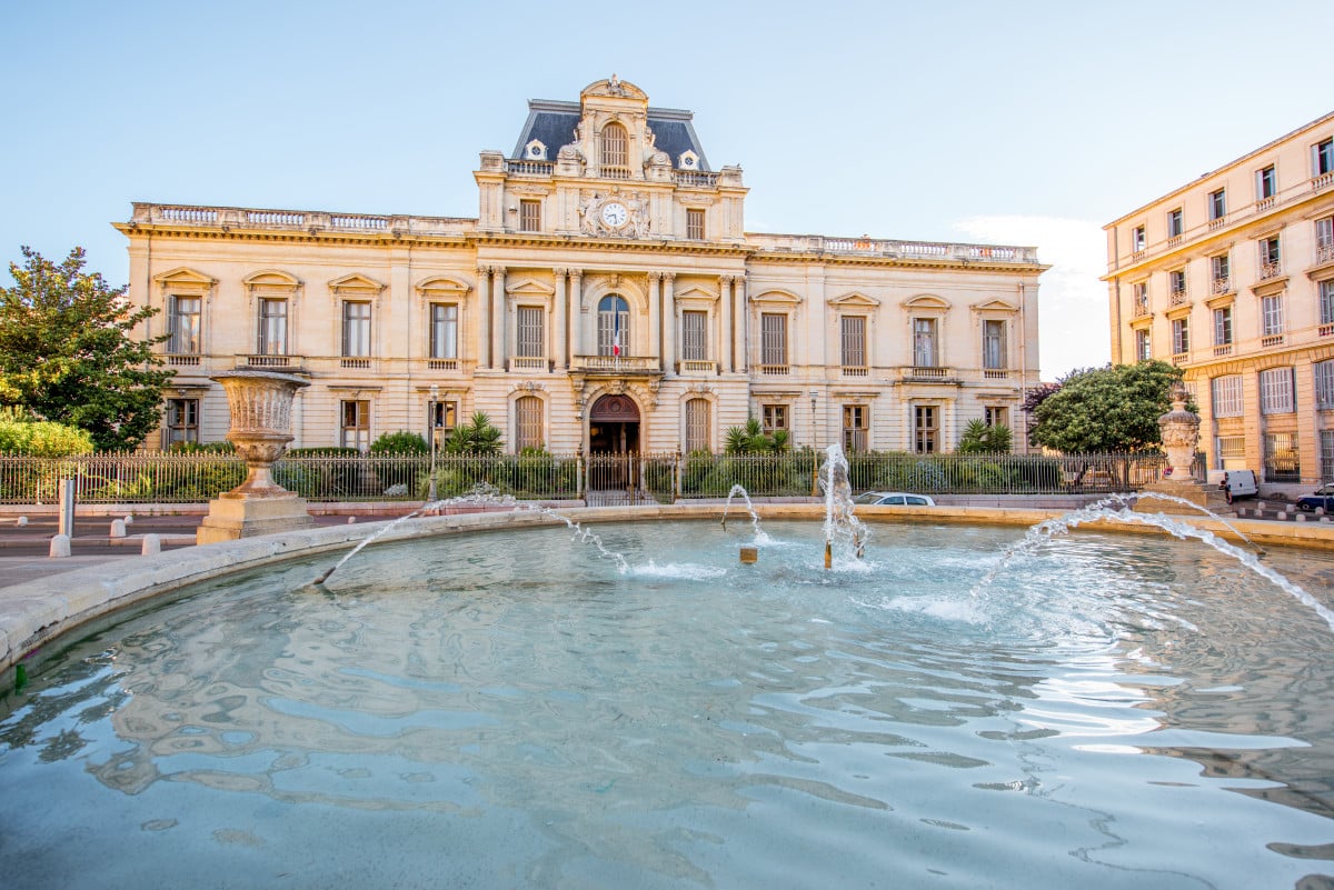 Vue sur la ville sur la place des Martyrs avec de vieux bâtiments et fontaine pendant la lumière du matin dans la ville de Montpellier dans le sud de la France