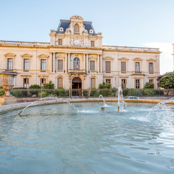 Vue sur la ville sur la place des Martyrs avec de vieux bâtiments et fontaine pendant la lumière du matin dans la ville de Montpellier dans le sud de la France