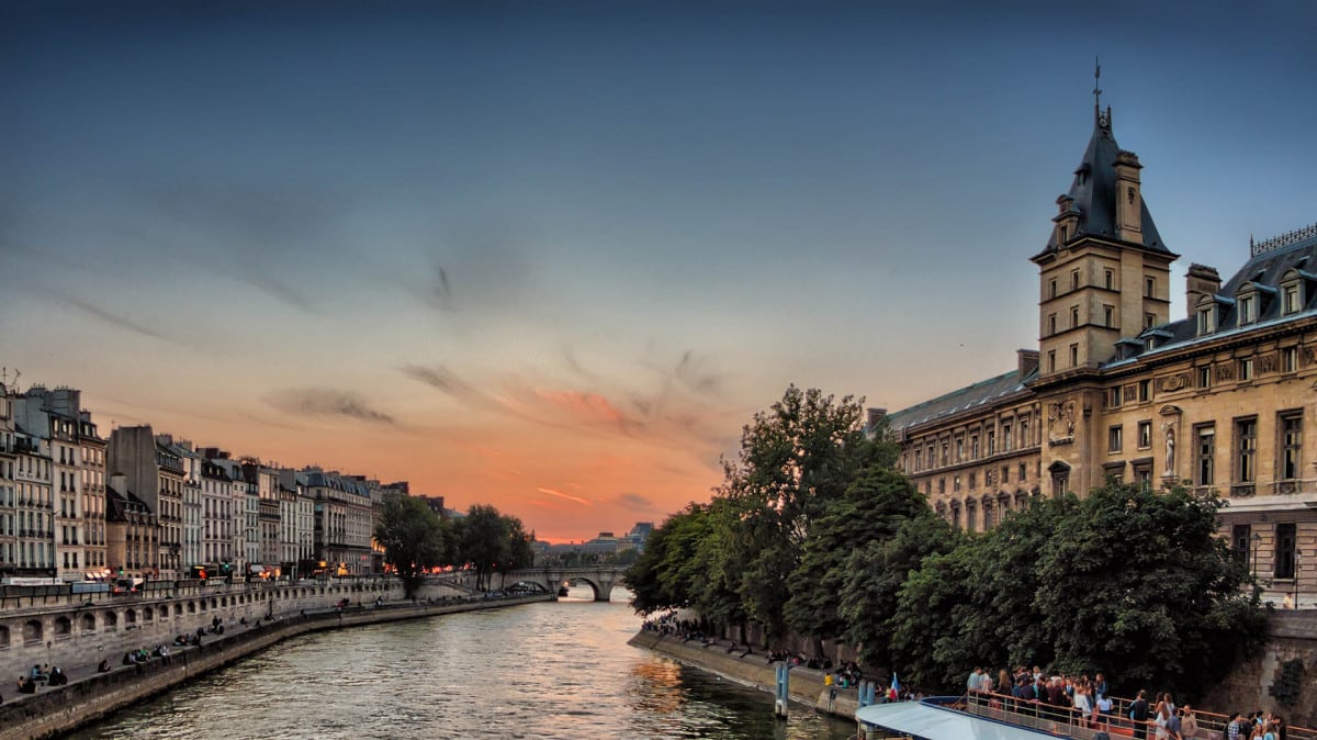 lieux uniques à découvrir lors de l'incentive sur les péniches parisiennes