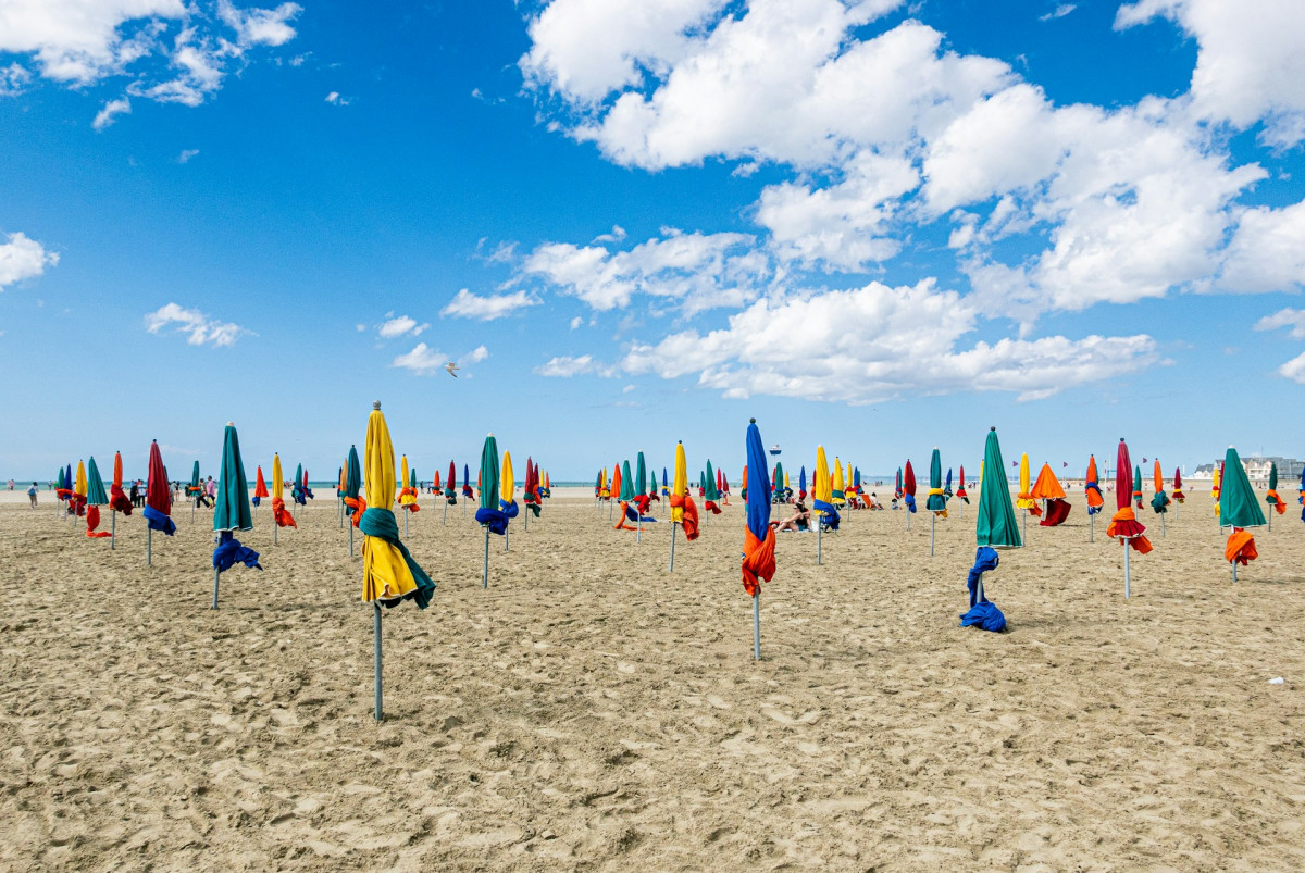 activité de cohésion sur la promenade des plances Deauville