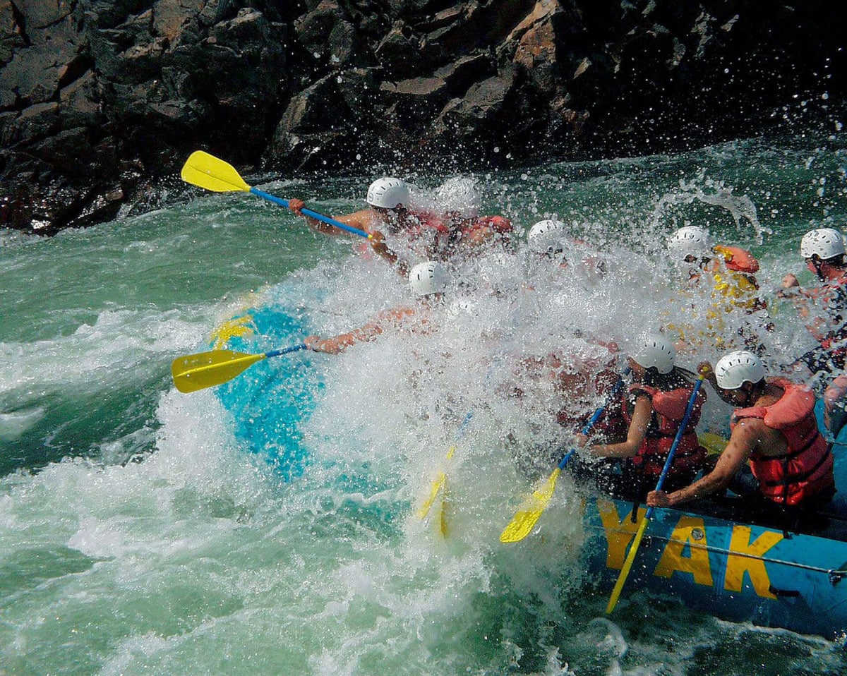 pratiquez le rafting en équipe lors d'un incentive