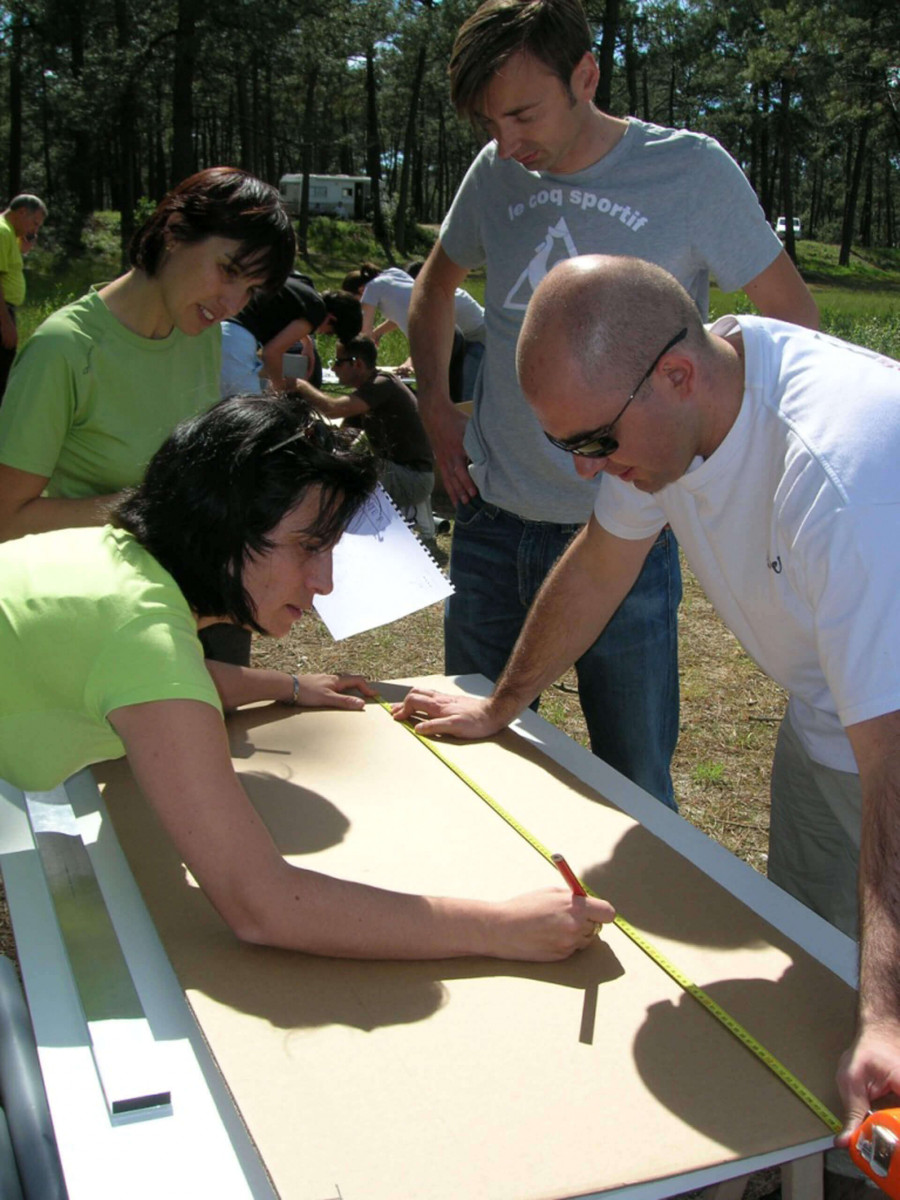 Activité de team building construction RSE en matériaux recyclables avec l'avion en carton