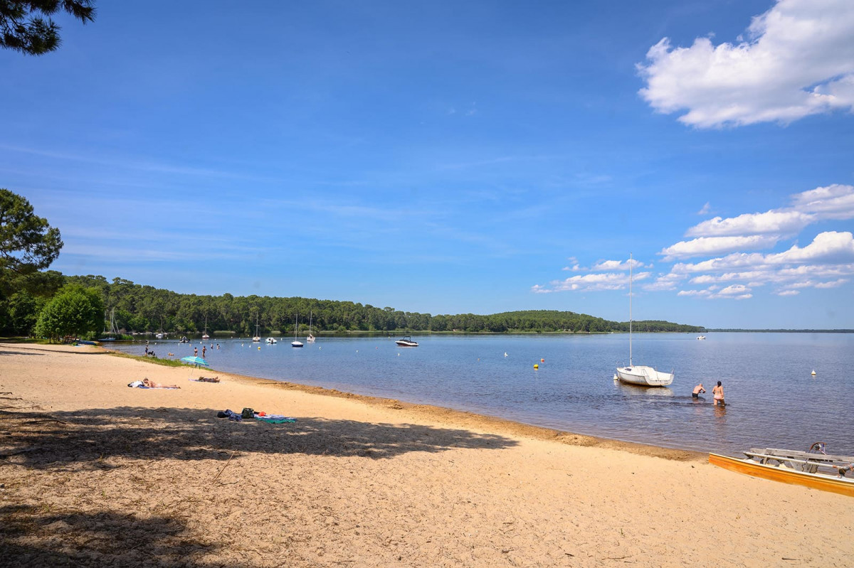 Activité de cohésion d'équipe au bord de la mer à Lacanau
