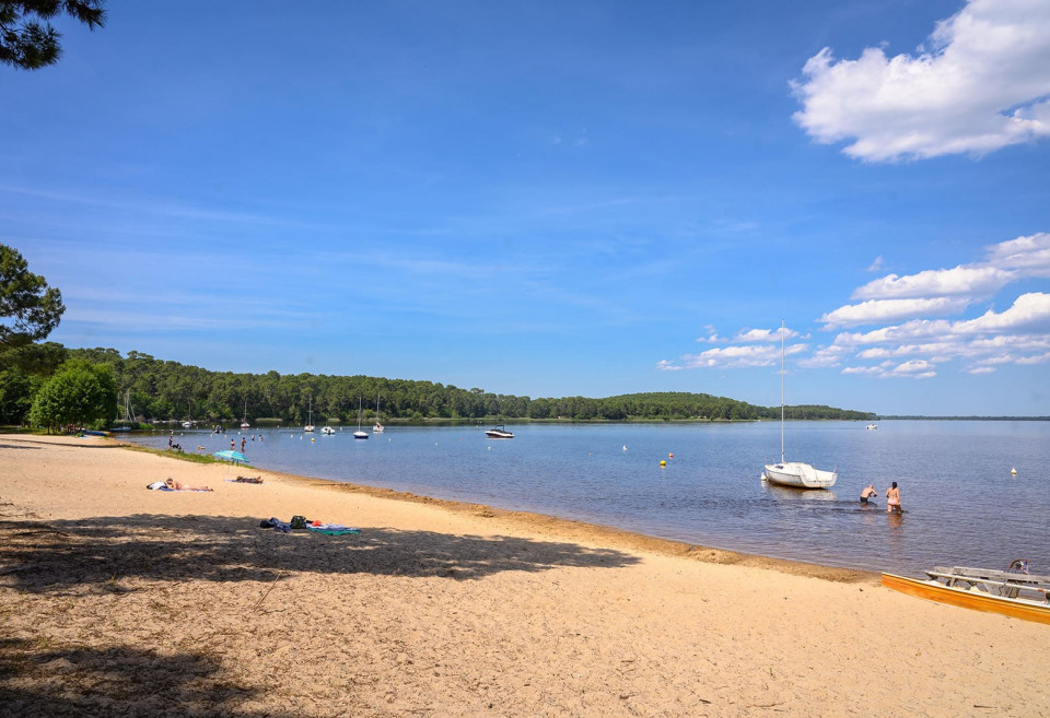 Activité de cohésion d'équipe au bord de la mer à Lacanau