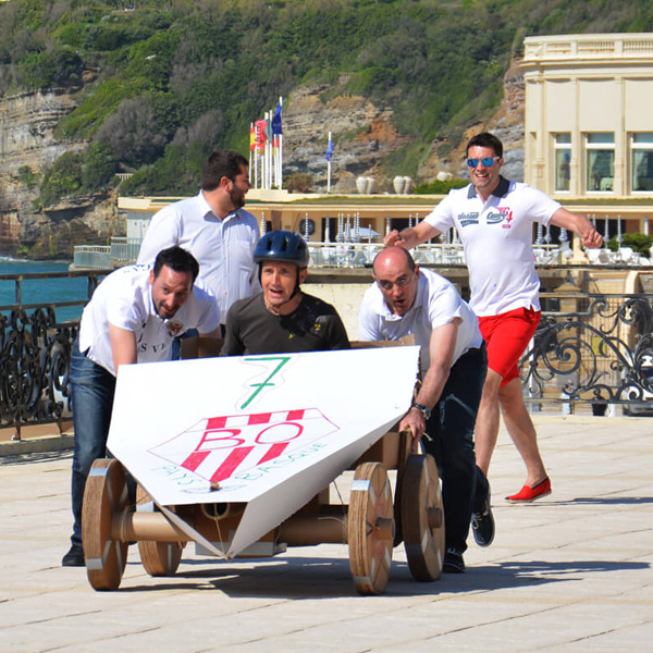 En bord de mer faites une course de voiture pour votre team building défi qui cartonne