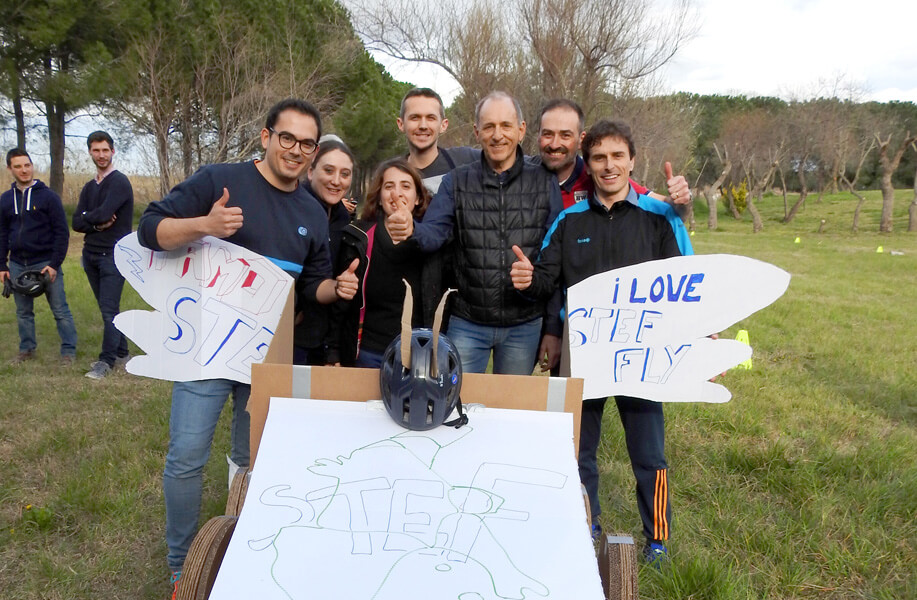 Activité de cohésion, construction d'un avion en carton à propulsion humaine