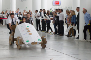Course rocambolesque de voitures construites en carton lors d'un team building