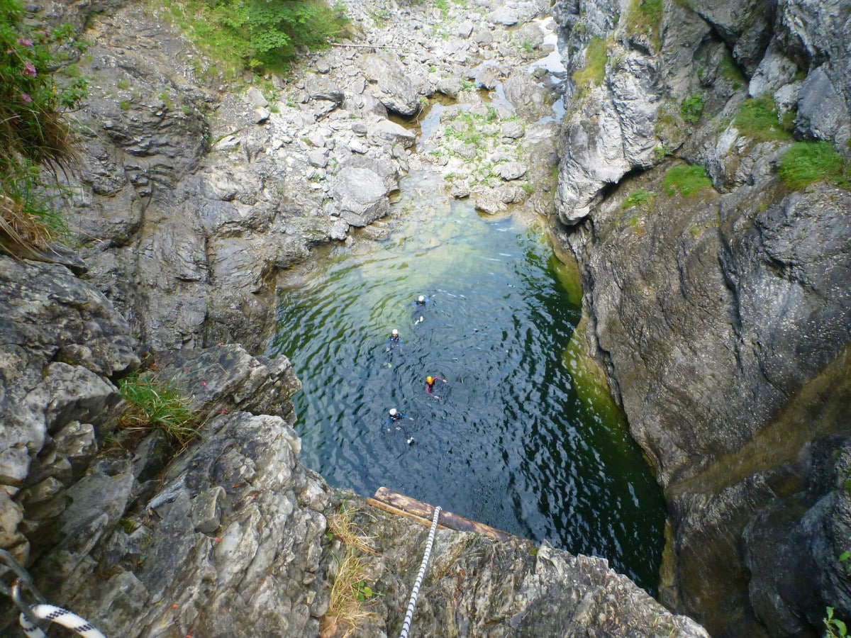 activité de groupe canyoning en équipe