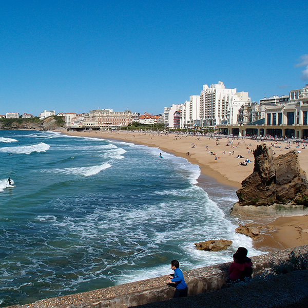 Un moment de partage et de cohésion sur les plages de Biarritz