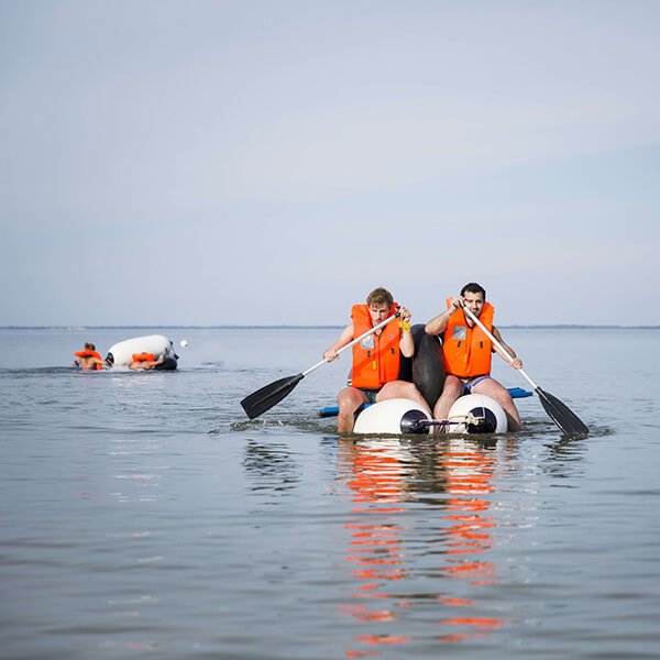 Team building construction radeaux