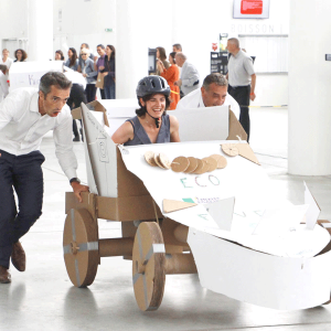 Course de bolide après construction d'un véhicule en carton en team building
