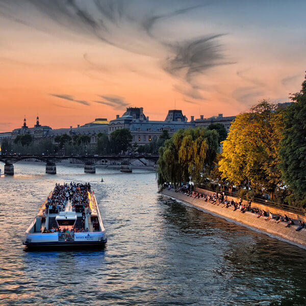 Découvrez Paris avec une activité de cohésion insolite en batobus