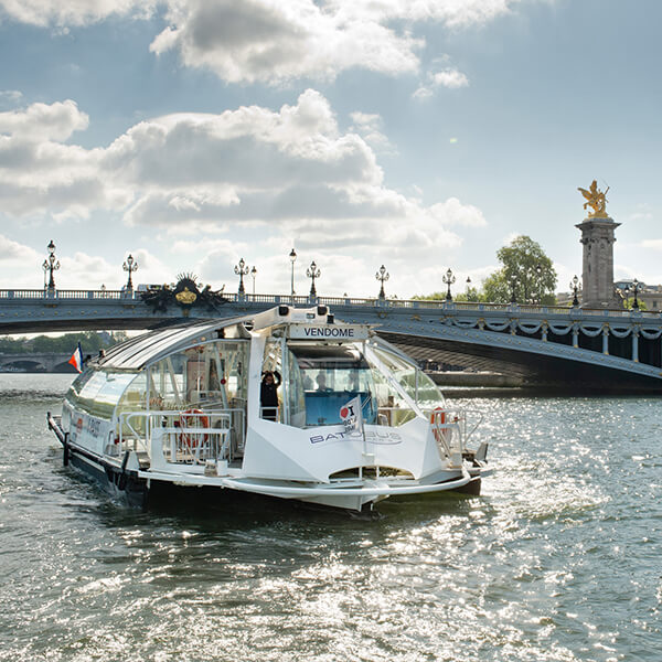 Découvrez Paris avec une activité d'enquête dans les quartiers grâce au batobus