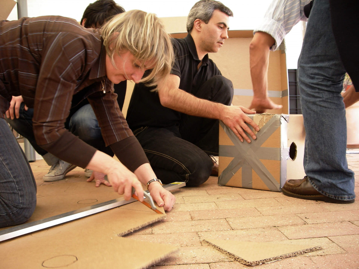 Activité de construction en équipe de voitures en carton et autres véhicules