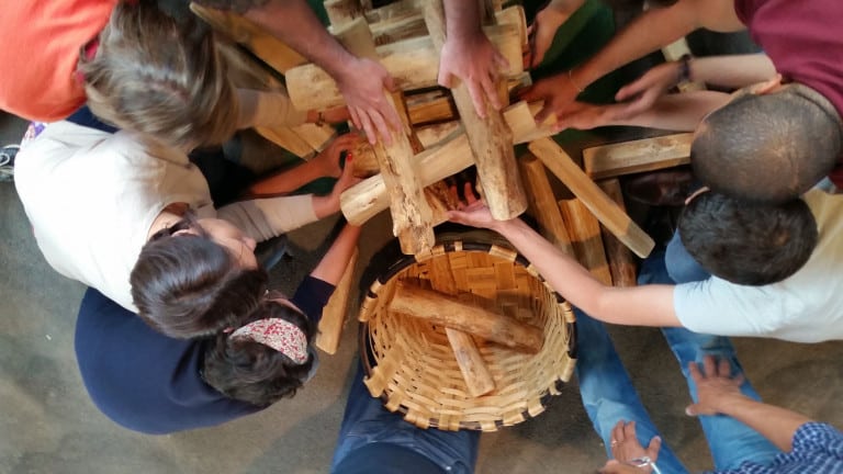 multi ateliers en équipes jeux tradtionnels fermiers en pleine nature