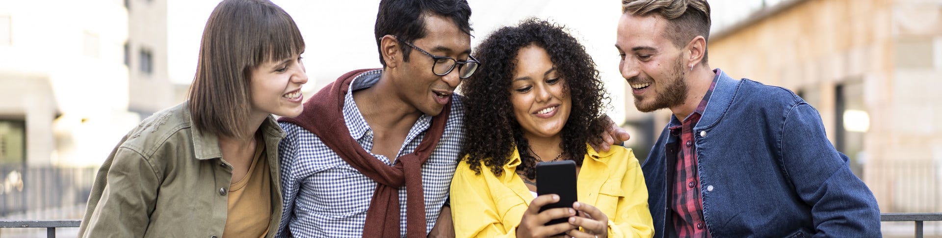 Groupe de personne autour d'un téléphone