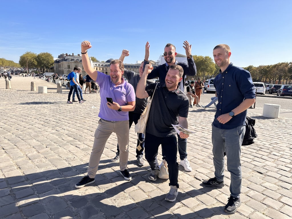 Une équipe qui célèbre leur victoire lors du team building chasse au trésor 