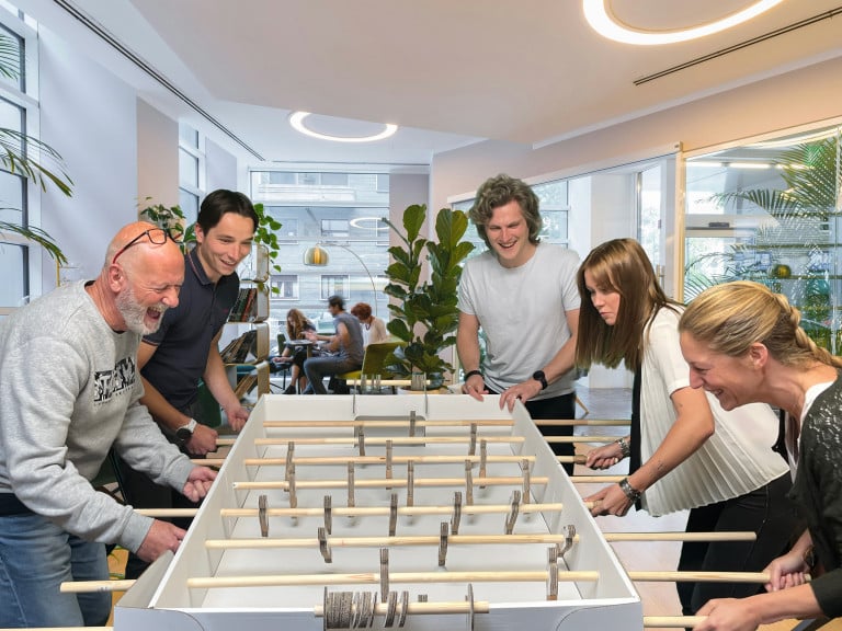 Babyfoot en carton avec AUtreman leader du team building