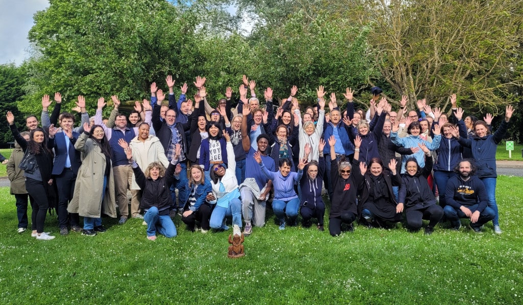Groupe de personne qui font un team building