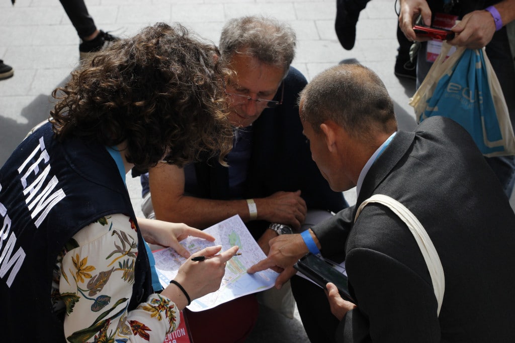 Les participants regardent la carte lors du team building chasse au trésor