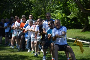 moment de cohésion en équipe lors du Jeu du tir à la corde