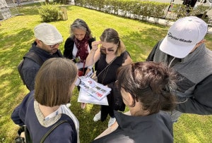 Une équipe en pleine réflexion autour de leur carte pour le team building chasse au trésor
